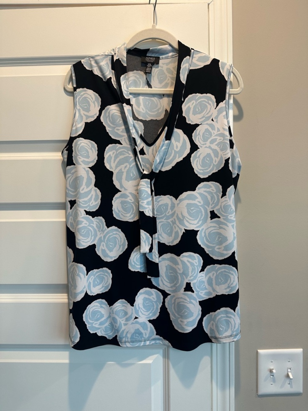 Jones New York Black & Light Blue Floral Tie-Neck Sleeveless Camisole